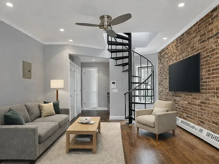 350 W 21st St #9 — Photo 1