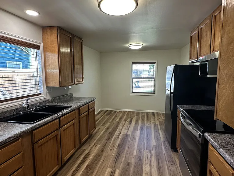 818 NE Johnson St — Photo 7