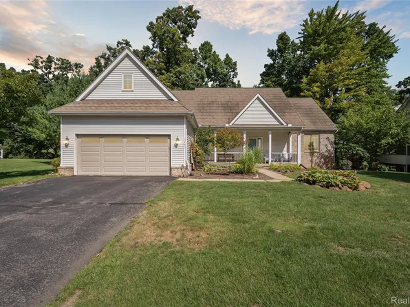 1441 Remsing St, Hartland, MI 48353