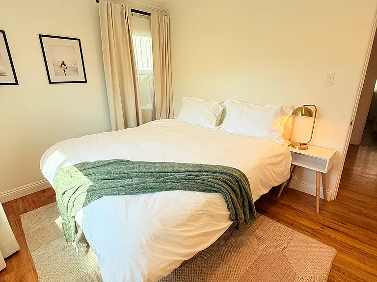 Front bedroom / king bed