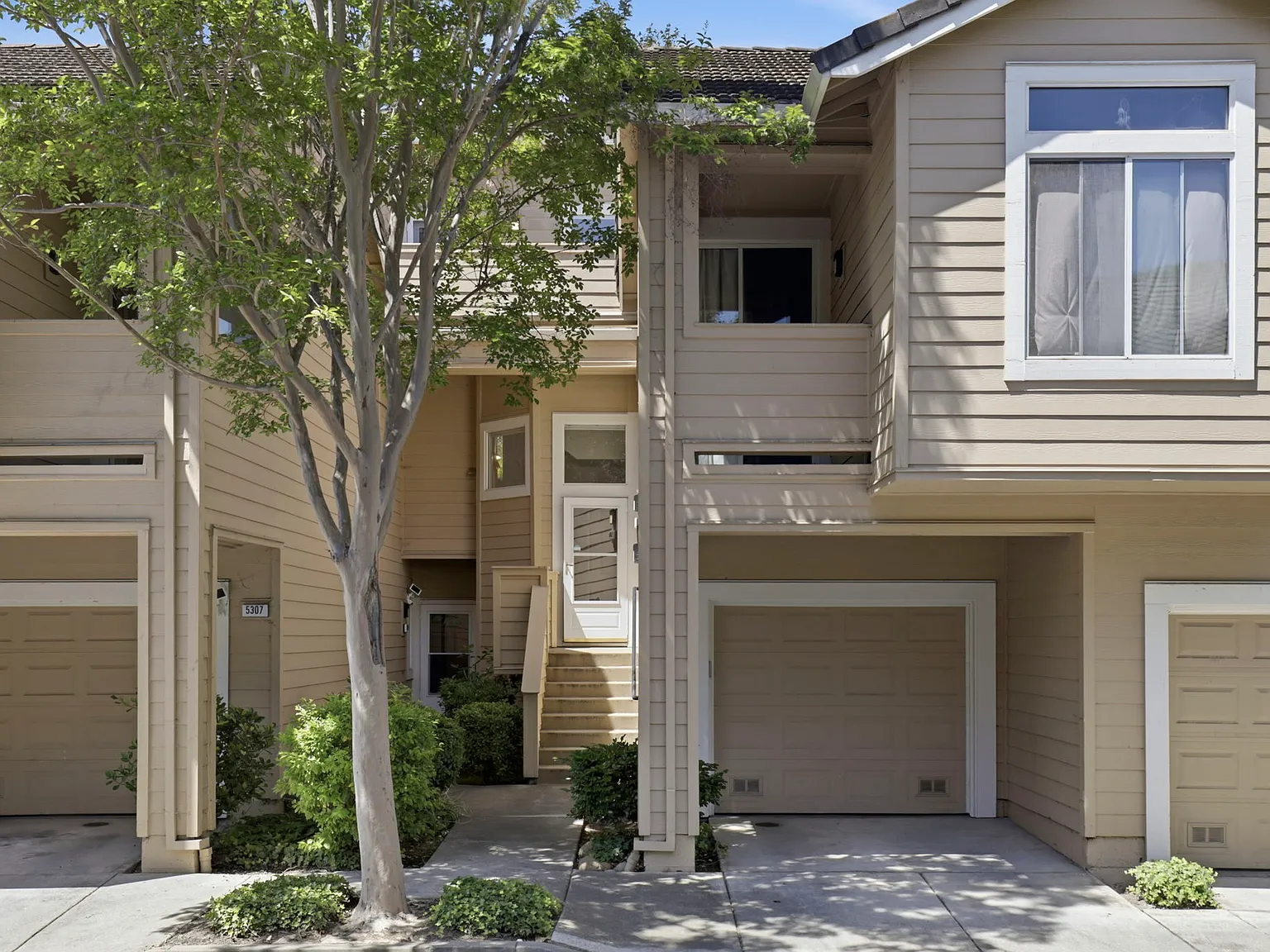 2 bed, 2.0 bath, 1100 sqft, $3,400 — Photo 2