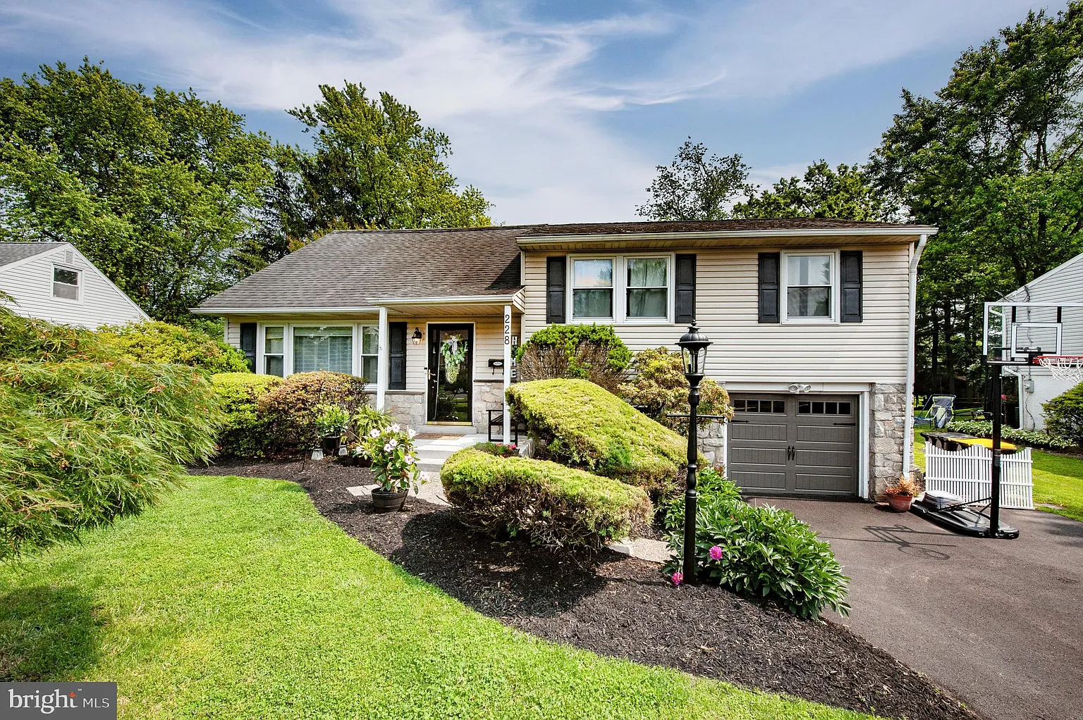 228 Woodlawn Dr photo 1