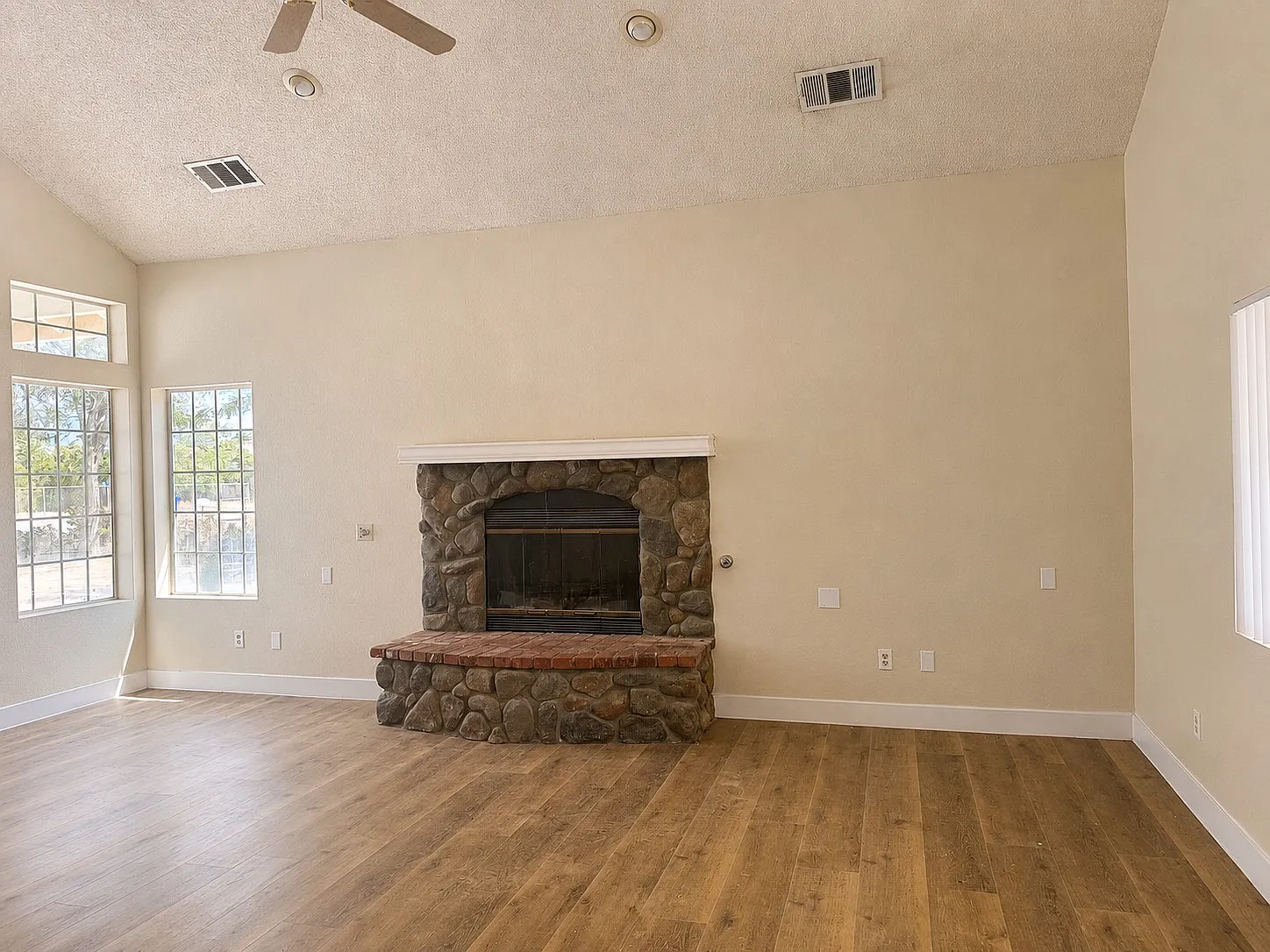 3 bed, 2.5 bath, 1949 sqft, $2,895 — Photo 4