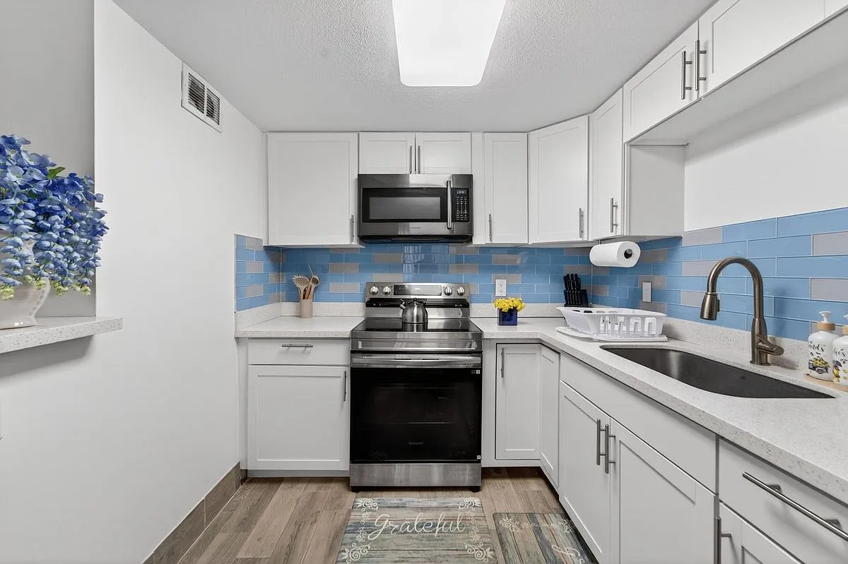 2 bed, 2.0 bath, 945 sqft, $3,300 — Photo 2