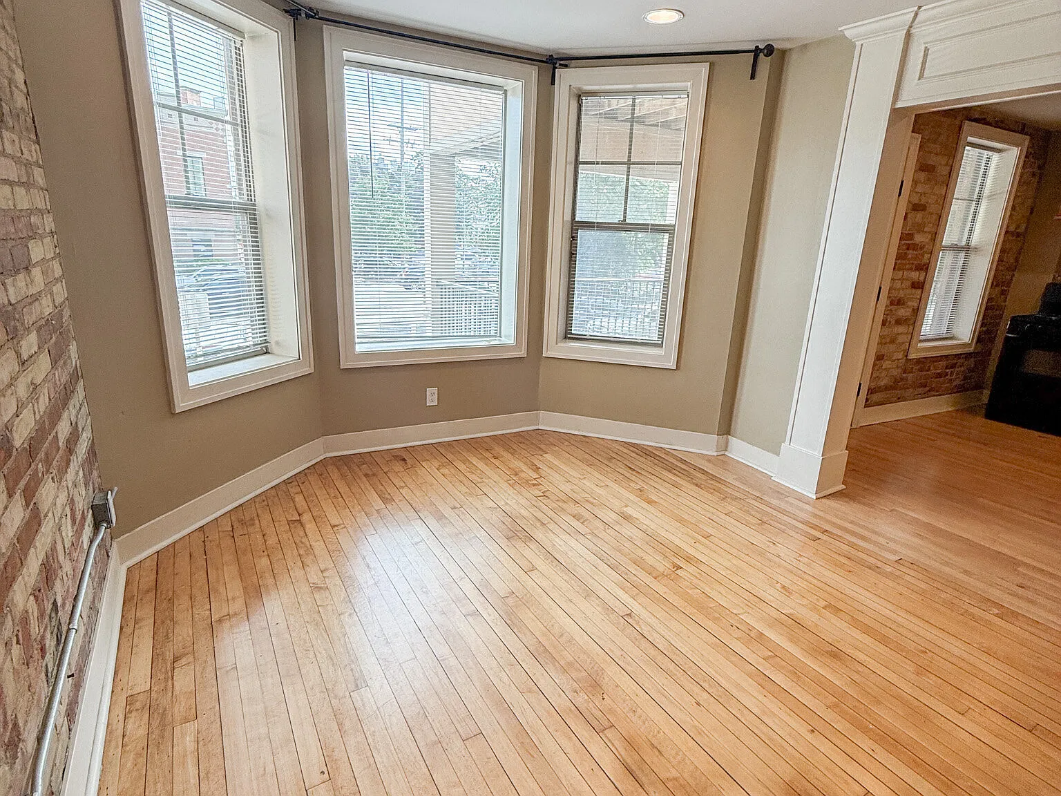 Downtown 1 Bed / 1 Bath with Central Air and Heat — Photo 4