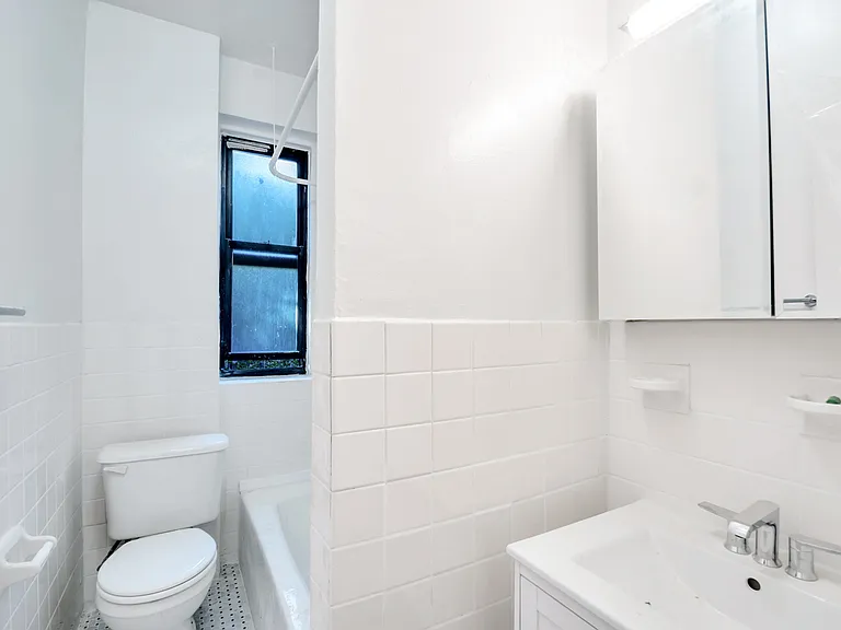 225 E 202nd St #2D — Photo 6