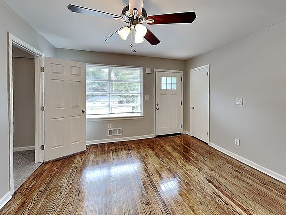 4th image of 2892 Horse Shoe Dr