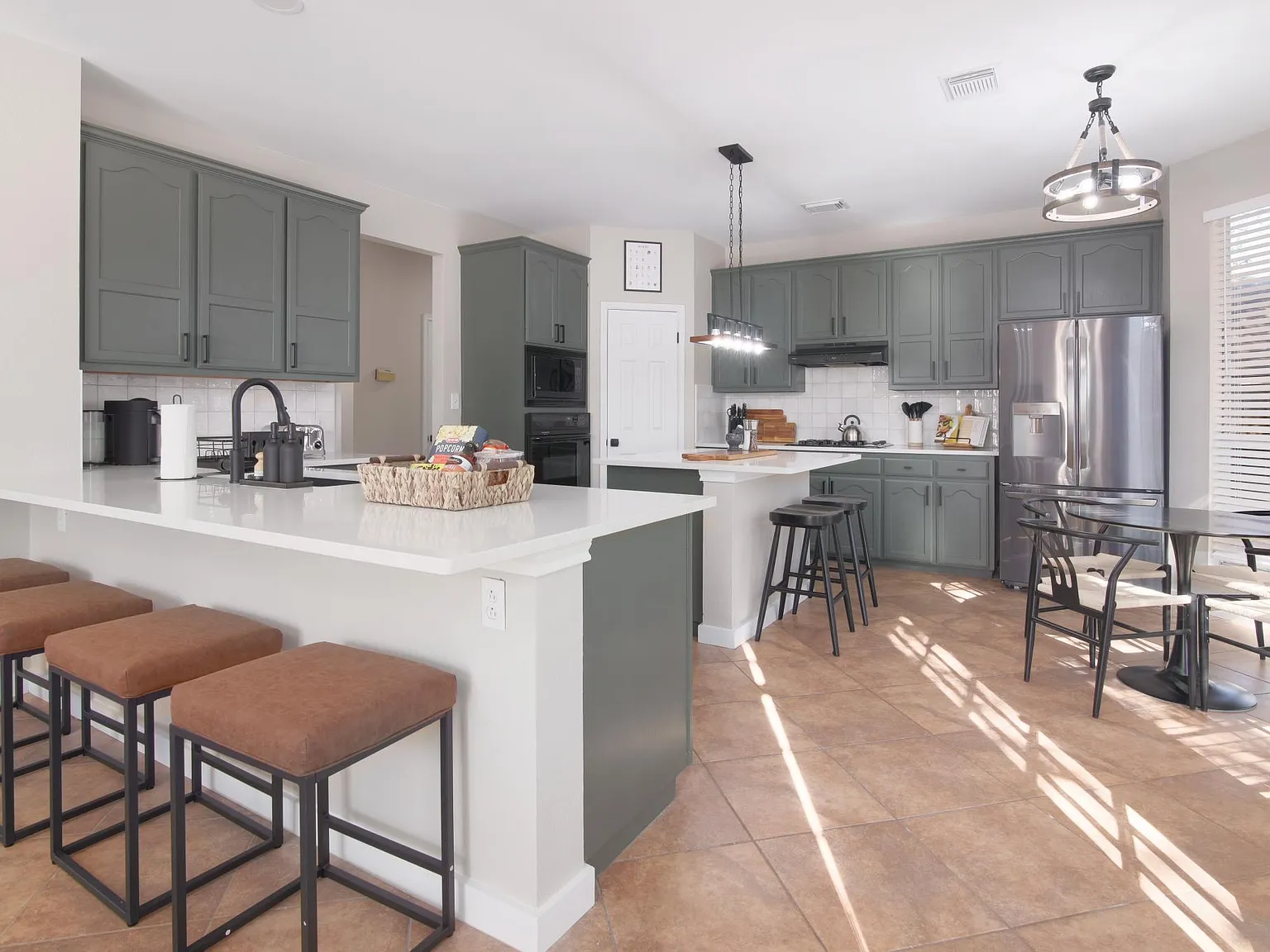 5 bed, 3111 sqft, $6,500 — Photo 3