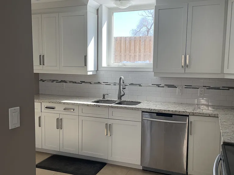 179B The Queensway S — Photo 3