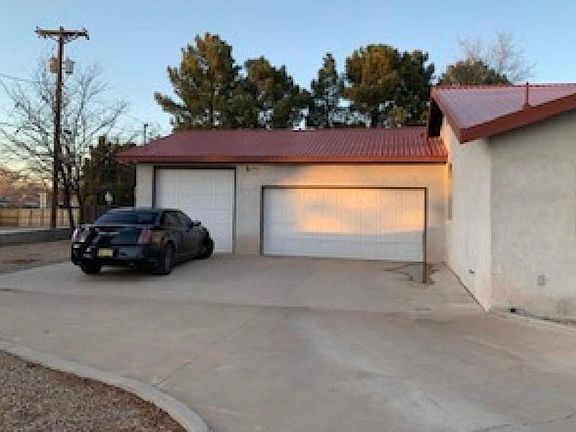 2nd image of 610 W Hermosa Dr