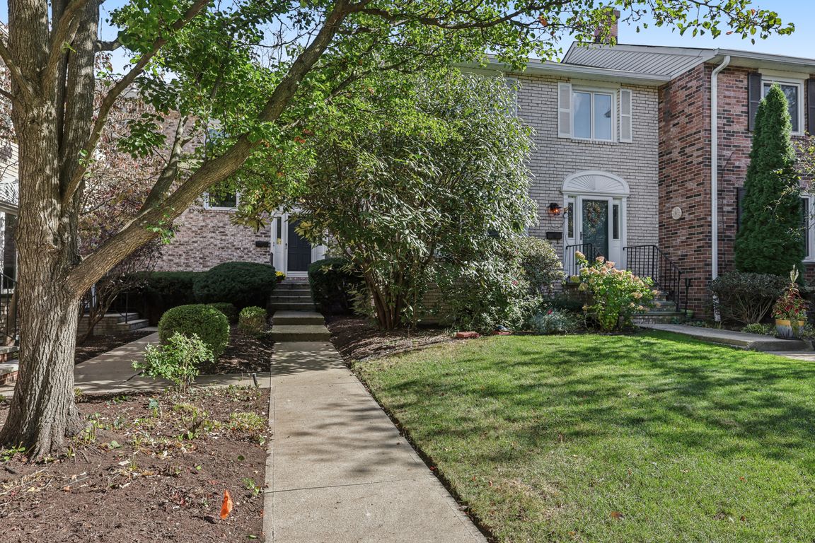 Edgewater Dr-S2210-001.jpg