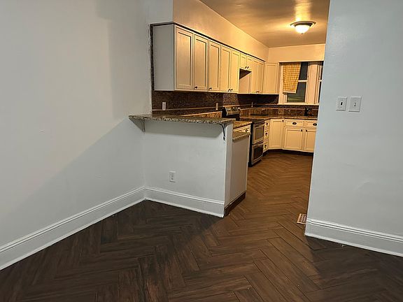 3rd image of 610 Avenue E