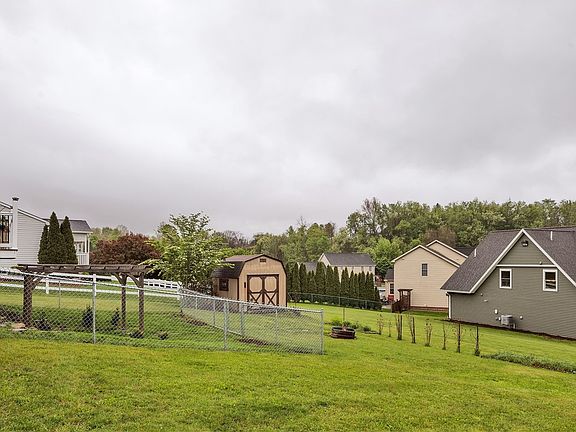 5th image of 251 Bentley Dr