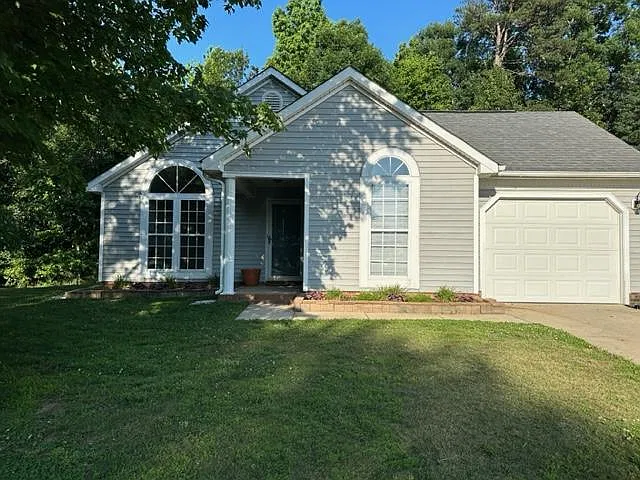 3 bed, 1370 sqft, $2,095 — Photo 1