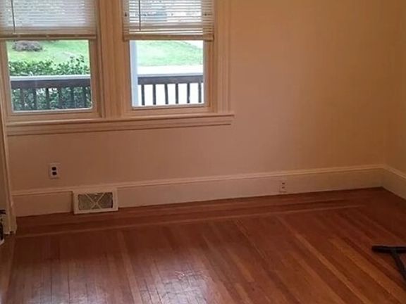 5th image of 192 Pleasant St Floor 1