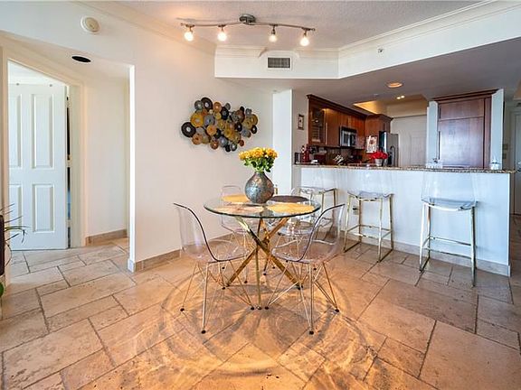 4th image of 401 SW 4th Ave APT 907