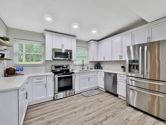 3rd image of 212 Coral Way