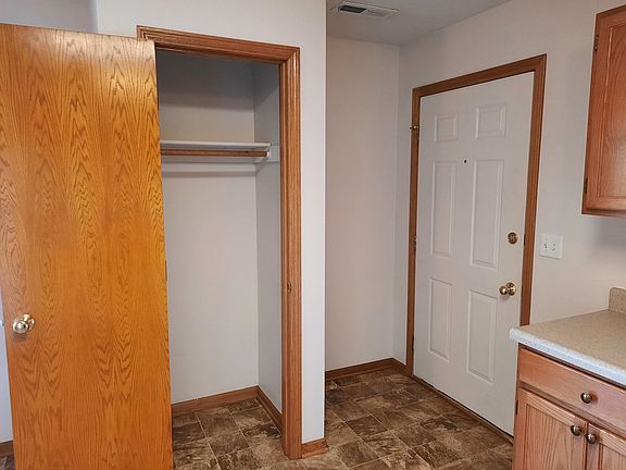 5th image of 906 Washington Ave SE #401