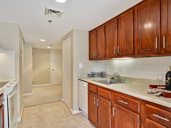 2nd image of 900 N Taylor St APT 1431