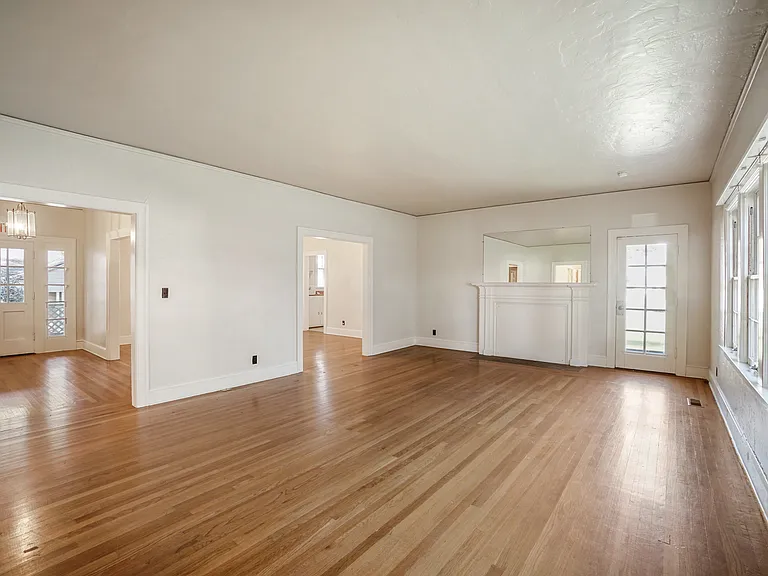 1004 Azuar Dr — Photo 11