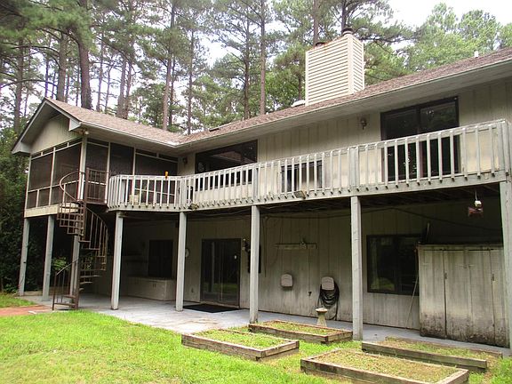 backyard... Deck rear entry