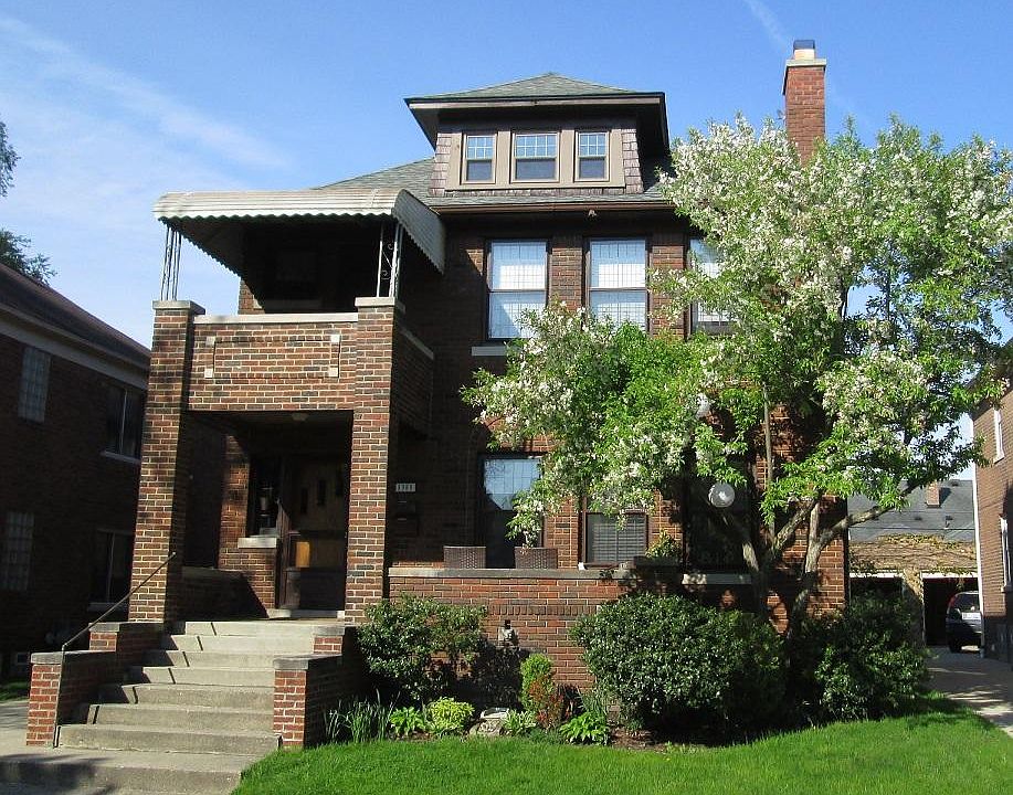 Front of the home, complete with second floor balcony.