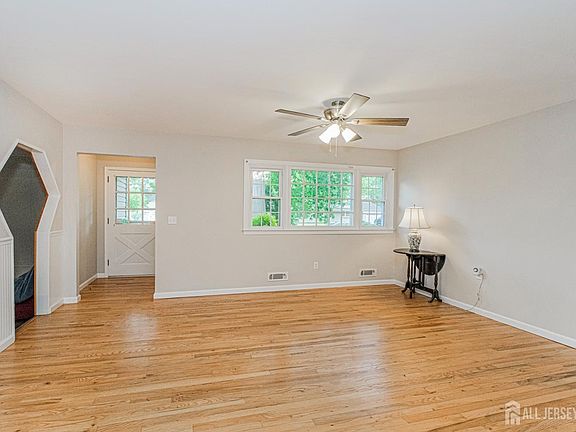 5th image of 90 Oak Hill Dr