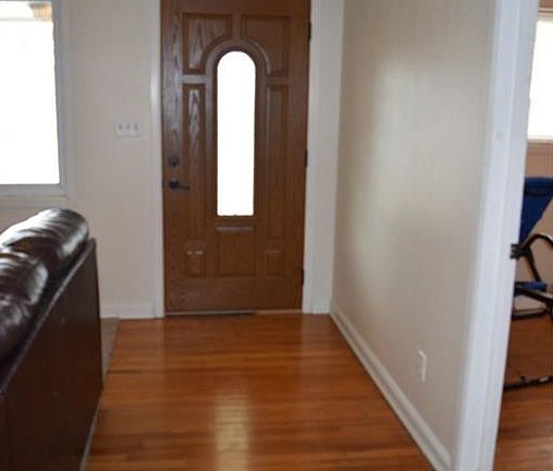 4th image of 908 W 9th St