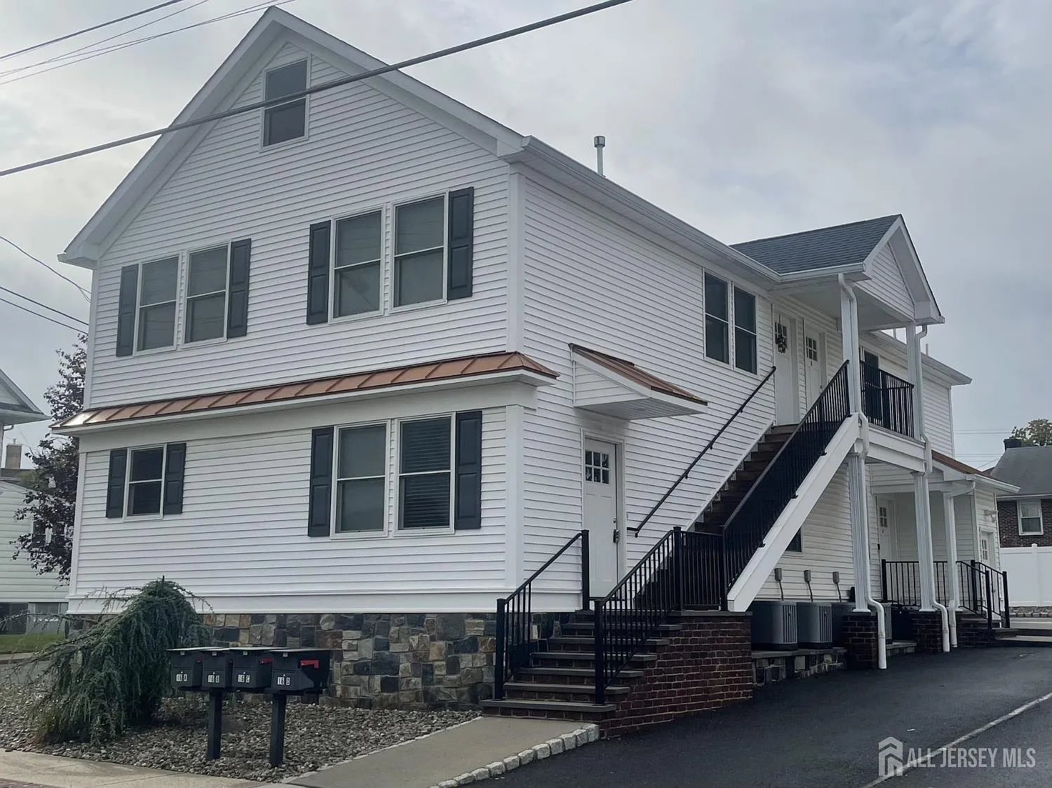 2 bed, 1.0 bath, 3036 sqft, $2,150 — Photo 1