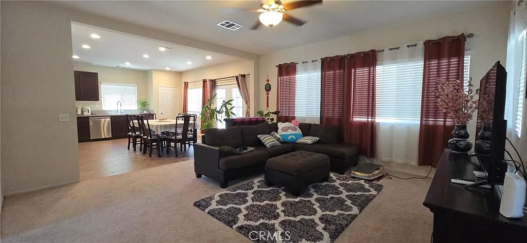 4 bed, 1969 sqft, $3,195 — Photo 3