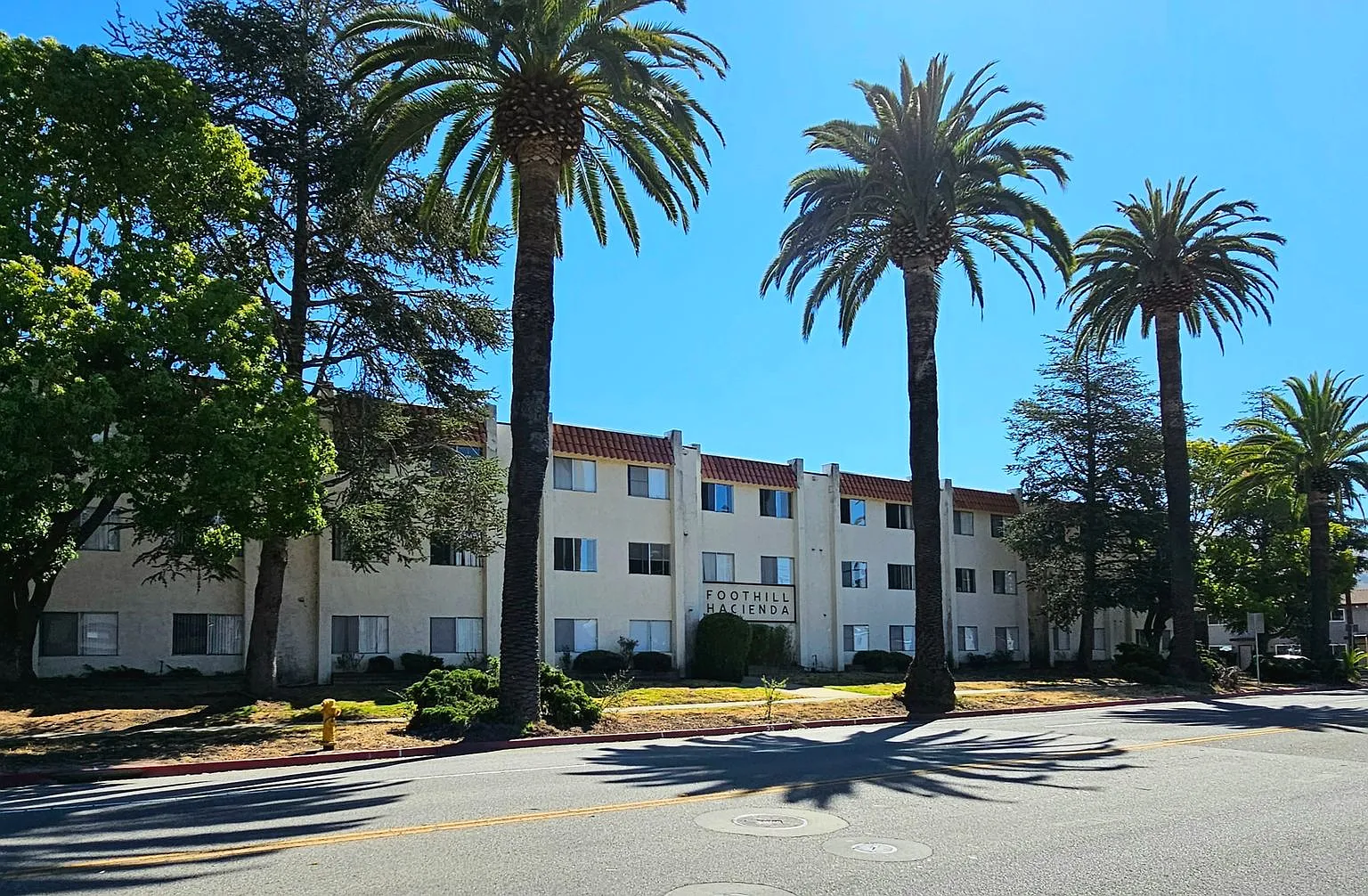 0020 190 California Blv — Photo 2