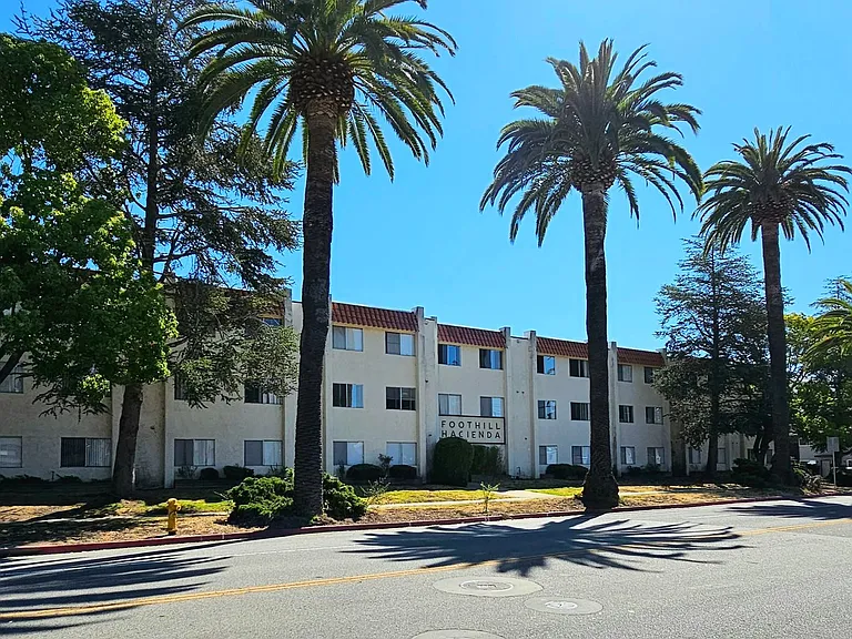 190 California Blvd — Photo 2