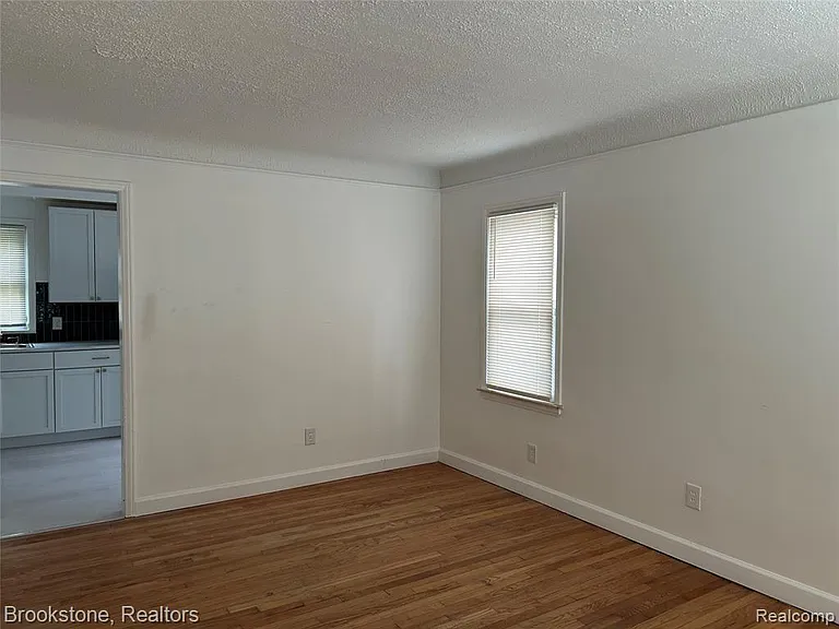 26707 Penn St — Photo 3