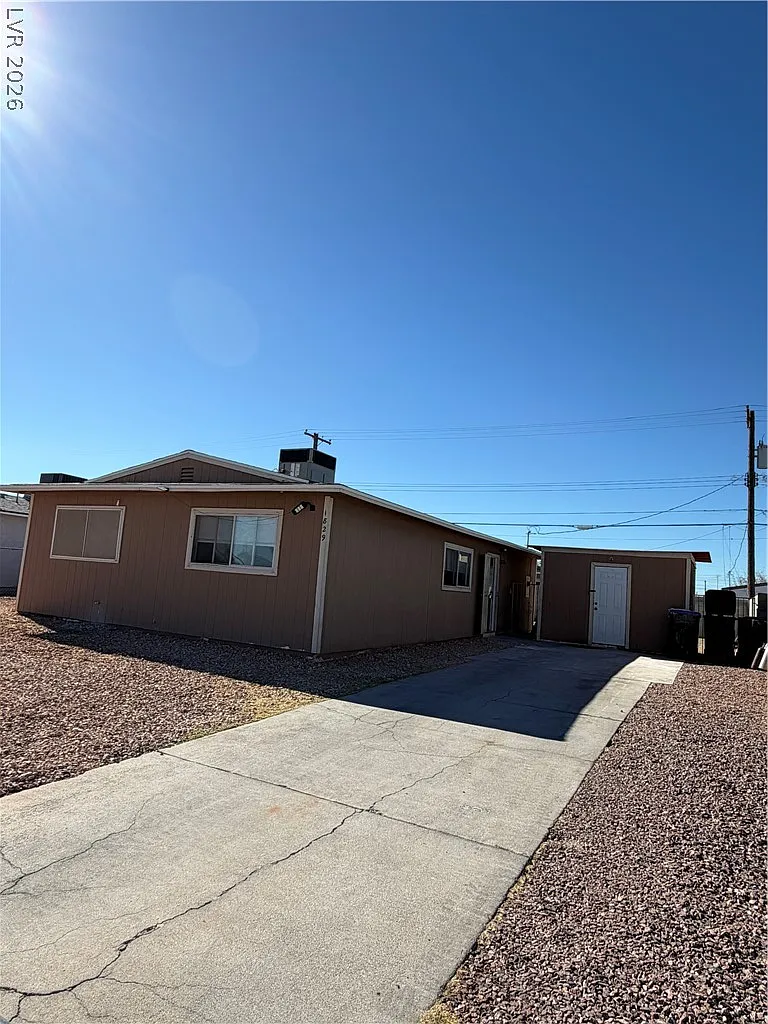 3 bed, 2.0 bath, 1056 sqft, $1,795 — Photo 2