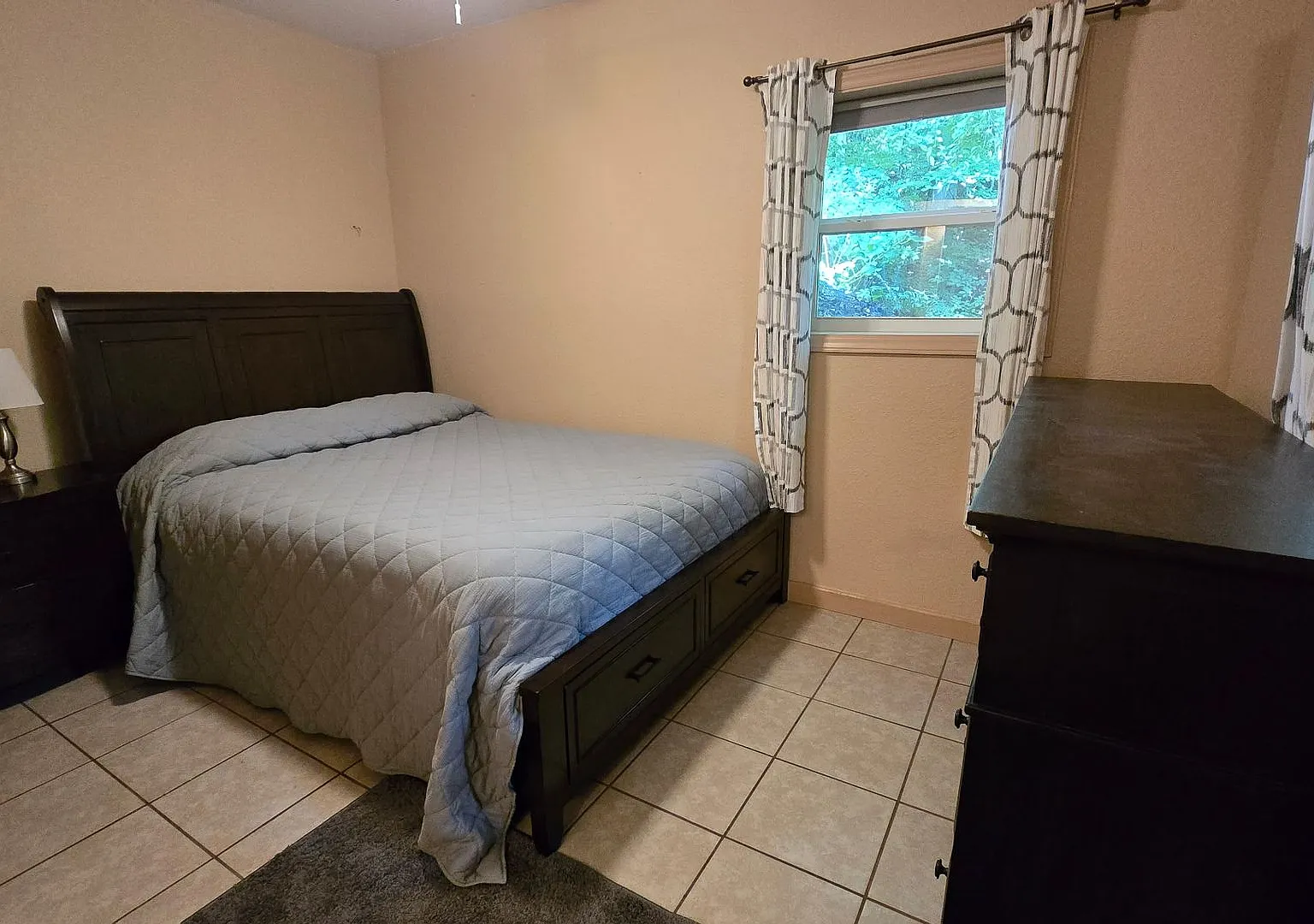 1 Bedroom 1 Bathroom furnished basement apartment — Photo 4