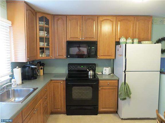 3rd image of 158 Rockrose Dr