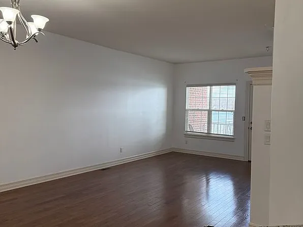 2727 Riverside Dr #15, Trenton, MI 48183