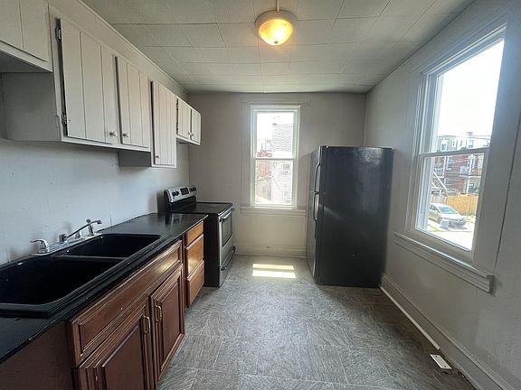 2nd image of 714 W Poplar St #2