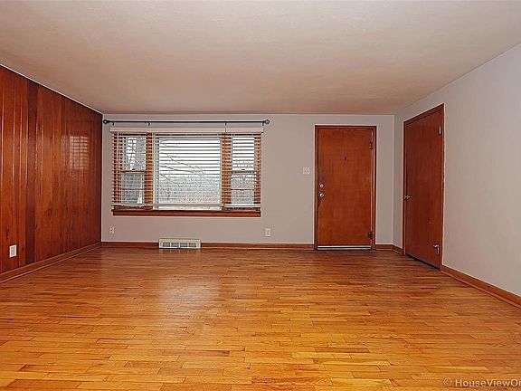 4th image of 820 Sharon Dr