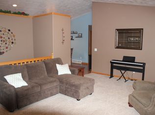 301 E 7th St, Hills, MN 56138