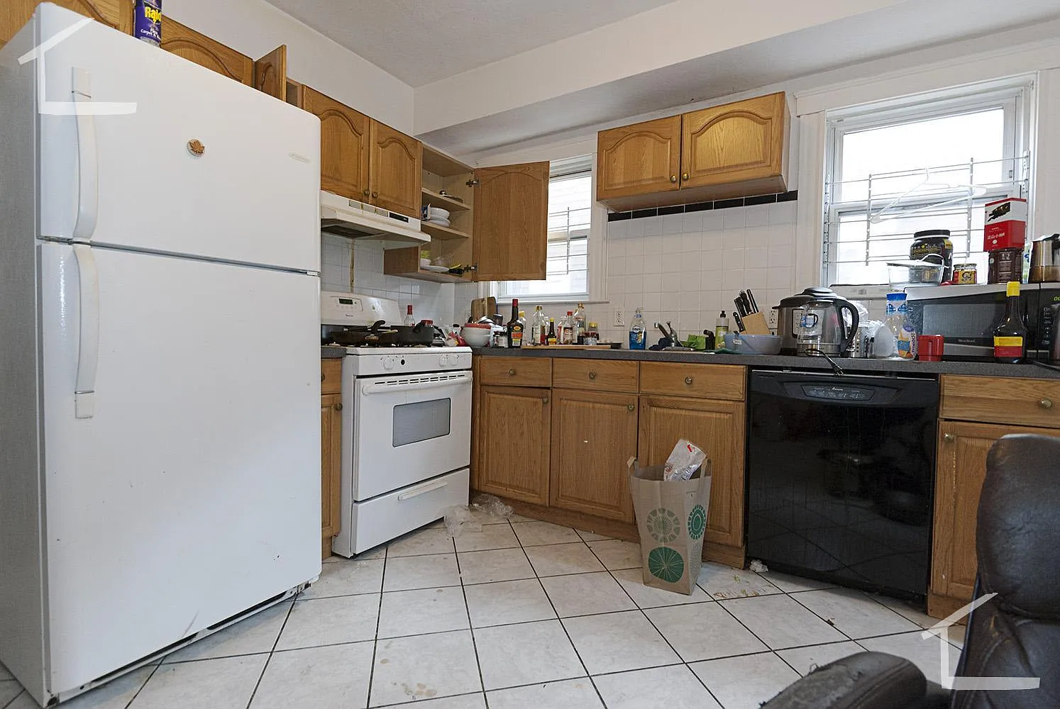 5 bed, 9999 sqft, $5,800 — Photo 1