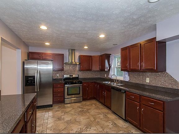 4th image of 366 Balmoral Dr