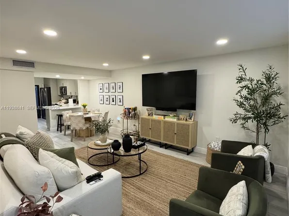 10069 SW 77th Ct, Miami, FL 33156