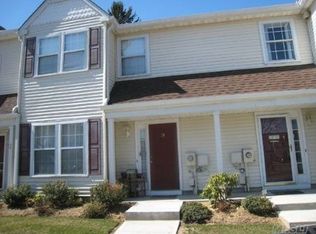 13 Stratford Grn, Farmingdale, NY 11735