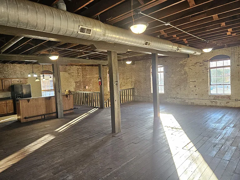 1303 W College St — Photo 20