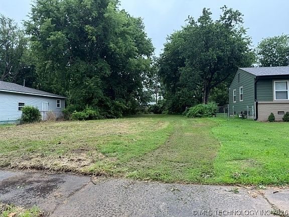3rd image of 1828 E Young St