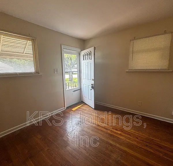 430 Greenbriar Ave — Photo 2