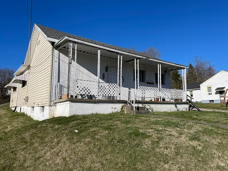 633 Baker St — Photo 3
