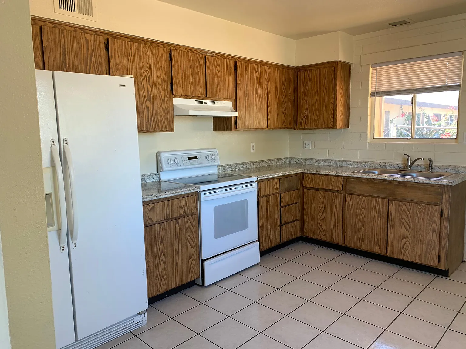 415 W 10th St — Photo 3