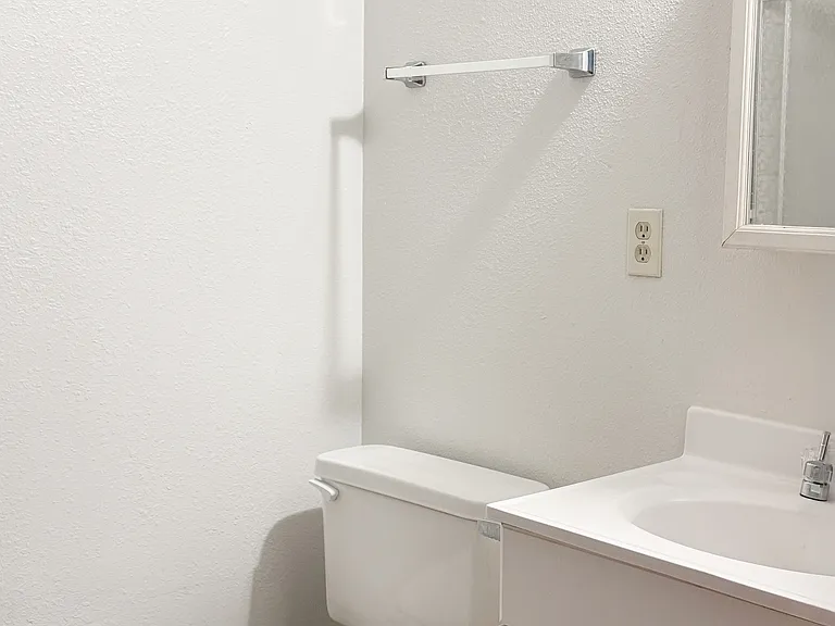 1818 NW Couch St #3 — Photo 7